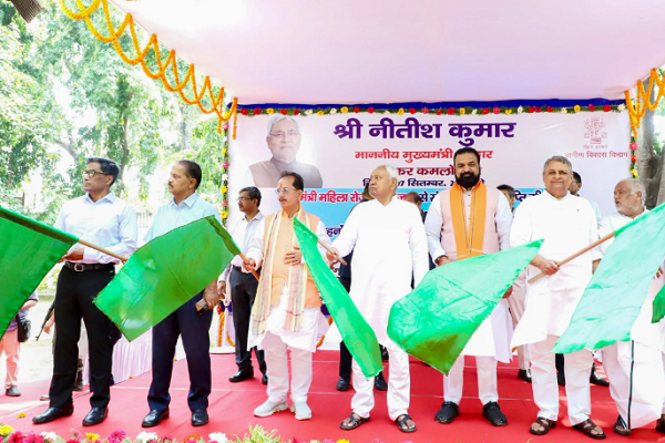 બિહારમાં મુખ્યમંત્રી મહિલા રોજગાર યોજના શરૂ, નીતિશ કુમારે 250 વાહનોને લીલી ઝંડી બતાવી