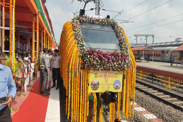 પ્રધાનમંત્રીએ ગુજરાતની પહેલી અમૃત ભારત ઍક્સપ્રેસ ટ્રૅનનો શુભારંભ કરાવ્યો