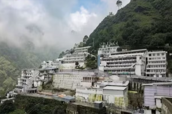 જમ્મુ અને કાશ્મીરમાં ભારે વરસાદને પગલે શ્રી માતા વૈષ્ણોદેવી યાત્રા ફરીથી આગામી આદેશ સુધી મુલતવી રાખવામાં આવી