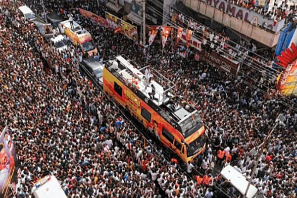 તમિલનાડુના કરુરમાં અભિનેતા વિજયના રોડ શોમાં થયેલી નાસભાગમાં 39ના મોત 