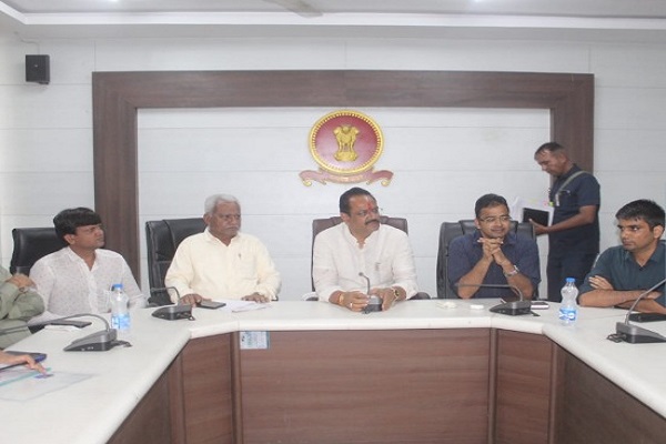 કમોસમી વપસાદને પગલે મહુવા ખાતે કૃષિ મંત્રી જીતુ વાઘાણીએ તાકીદની બેઠક યોજી