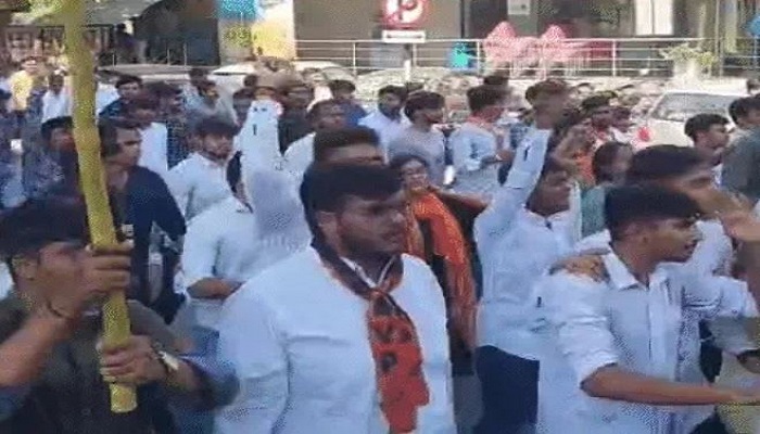 અમદાવાદમાં જે જી યુનિવર્સિટી પર એબીવીપીના કાર્યક્તાઓએ કર્યો હલ્લાબોલ