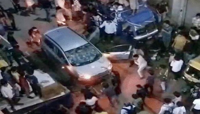 અમદાવાદના માધૂપુરામાં નશાબાજ કારચાલકે અકસ્માત કરતા લોકોએ કારમાં તોડફોડ કરી