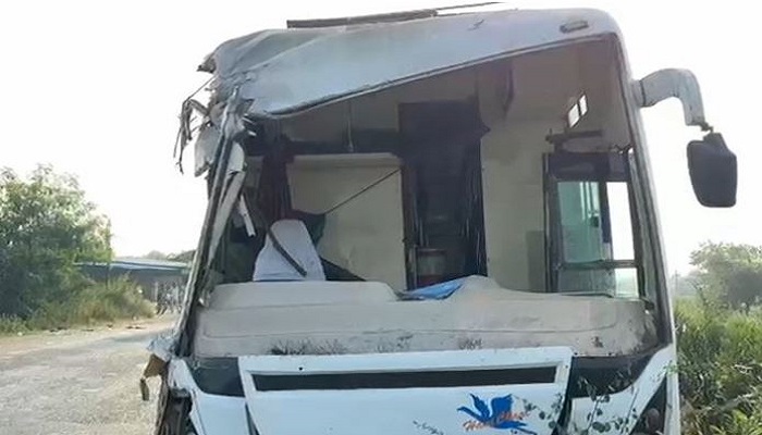 ગોધરા નજીક હાઈવે પર બે લકઝરી બસ વચ્ચે અકસ્માત, બે મહિલાના મોત, 15ને ઈજા