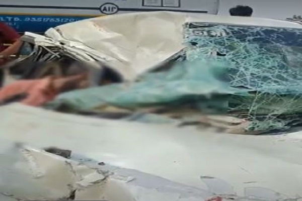 ભચાઉ-ગાંધીધામ હાઈવે પર અજાણ્યા વાહને કારને ટક્કર મારી, પિતા-પૂત્રના મોત