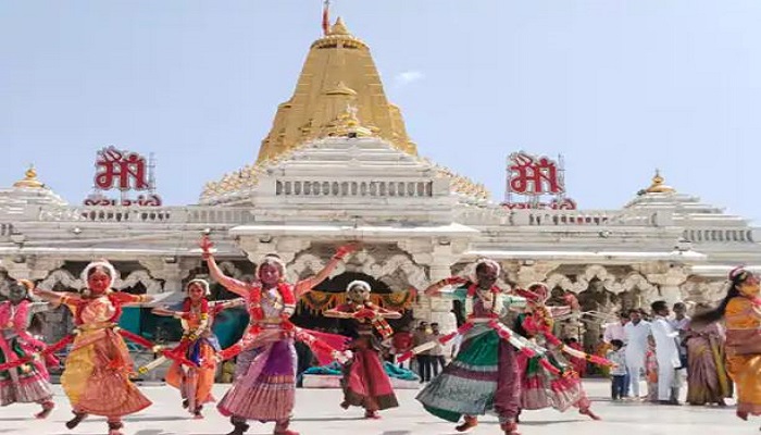 અંબાજી મંદિરના પરિસરમાં આંધ્રપ્રદેશની નૃત્યાંગનાઓએ કૂચીપુડી નૃત્ય કર્યું
