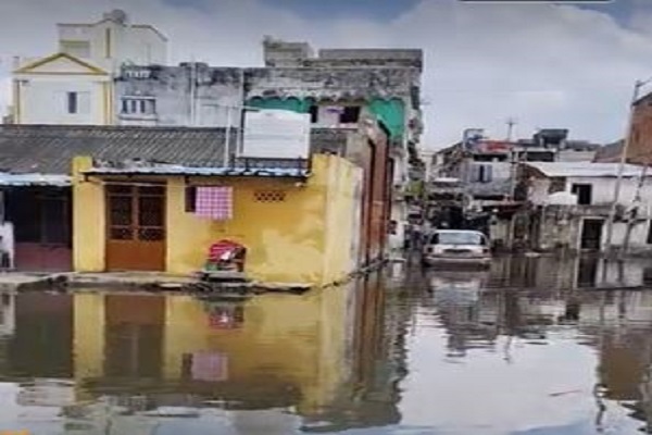 વડોદરામાં વરસાદે વિરામ લીધા બાદ ઘરોમાં ભરાયેલા પાણી ન ઉતરતા લોકોનો મ્યુનિ. સામે આક્રોશ