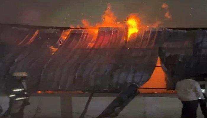 સુરતના ગોડાદરા રોડ પર આવેલા મંડપના ગોદામમાં ભીષણ આગ ફાટી નિકળી