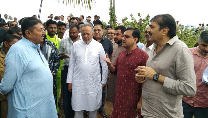 ગીર સોમનાથના અતિવૃષ્ટ્રિગ્રસ્ત વિસ્તારની મુલાકાત લેતા મંત્રીઓ મોઢવાડિયા અને વાજા