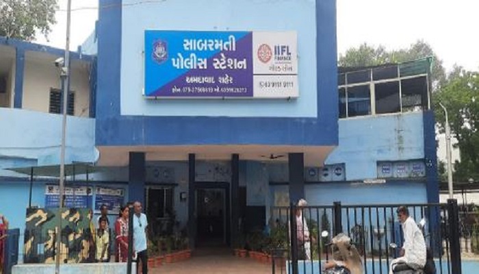 અમદાવાદમાં જાહેર રોડ પર પાઈપમાં ફટાકડા ફોડતા પાઈપ વાગવાથી સગીરાનું મોત