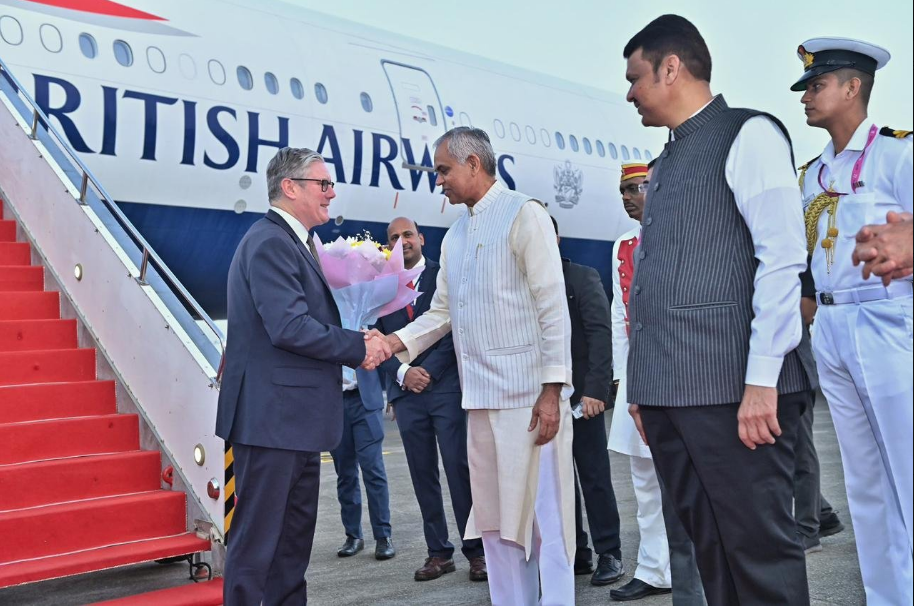 યુકેના PM કીર સ્ટારમરનું ભારતની પ્રથમ સત્તાવાર મુલાકાત પર ભવ્ય સ્વાગત કરાયું
