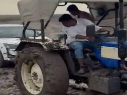 Vehicles stuck in the desert og jinjuwada