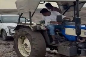 Vehicles stuck in the desert og jinjuwada