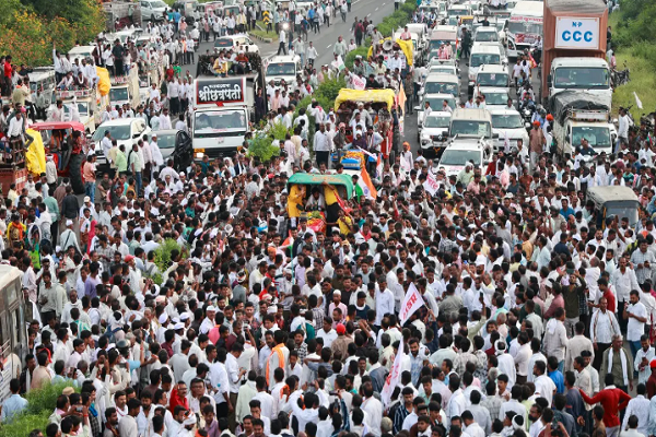 નાગપુરમાં ખેડૂતોનો લોન માફી માટે વિરોધ યથાવત, ટ્રાફિક જામ કરીને ટ્રેનો રોકવાની ચીમકી આપી