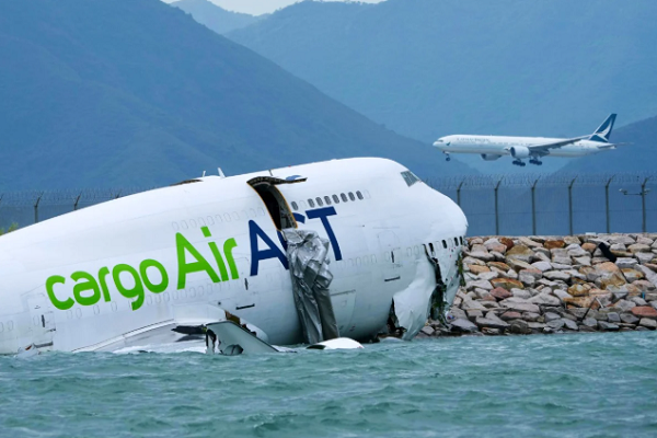 દુબઈથી હોંગકોંગ જઈ રહેલ કાર્ગો વિમાન દરિયામાં ક્રેશ, 2 લોકોના મોત