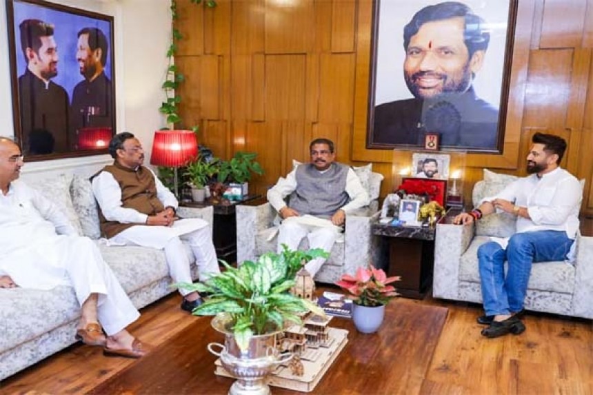 બિહાર: NDA માં બેઠકોની વહેંચણીને લઈને ખેંચતાણ, ચિરાગ પાસવાનને મનાવવાના BJP ના પ્રયાસો