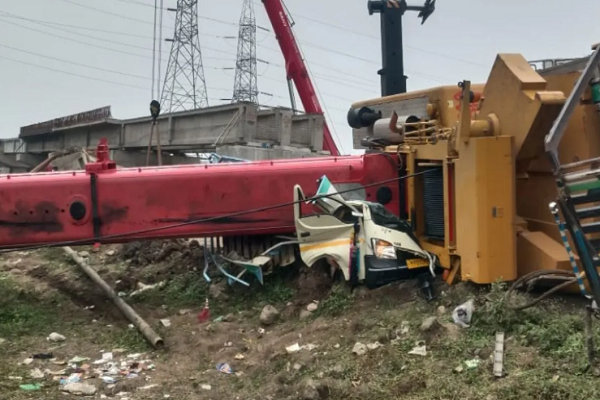 મધ્યપ્રદેશ: પીથમપુરમાં નિર્માણાધીન રેલ્વે પુલ પરથી વાહનો પર ક્રેન પડી, 2 લોકોના મોત