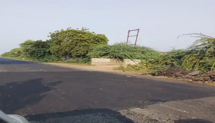 લખતર-વઢવાણ સ્ટેટ હાઈવે પર ભારે વિરોધ અને રજુઆતો બાદ ખાડાઓ પૂરાયા