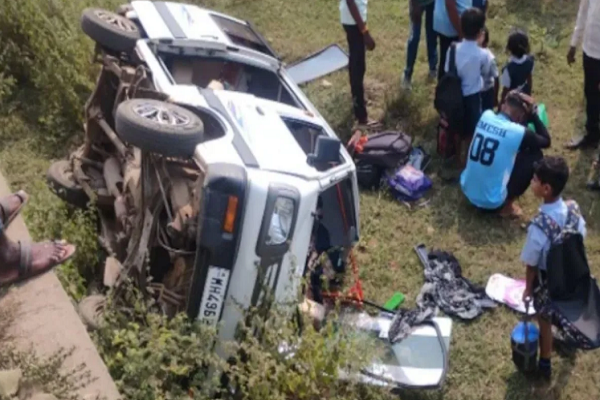 મહારાષ્ટ્રમાં ખાડાને કારણે સ્કૂલ વાન પુલ પરથી પડી, 10 વિદ્યાર્થીઓ ઘાયલ