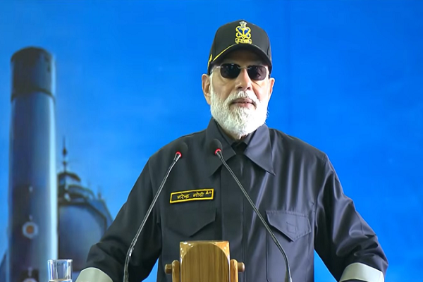 પ્રધાનમંત્રી મોદી નૌકાદળ સાથે દિવાળી ઉજવવા માટે INS વિક્રાંત પર પહોંચ્યા