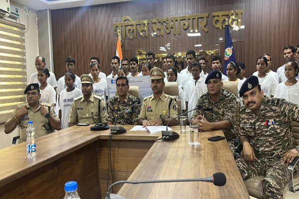 છત્તીસગઢના સુકમામાં 10 મહિલાઓ સાથે કુલ 27 નક્સલીઓએ આત્મસમર્પણ કર્યું