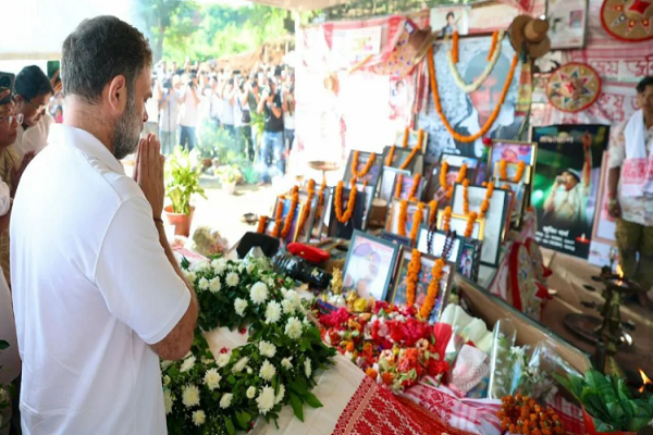 રાહુલ ગાંધીએ સિંગર જુબીન ગર્ગને શ્રદ્ધાંજલિ આપી, પરિવારના સભ્યોને મળ્યા