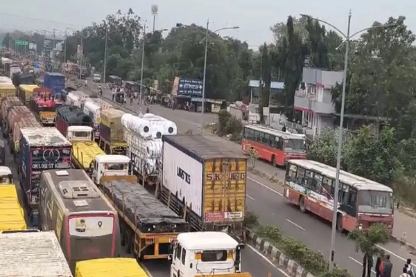 નાગપુરમાં ખેડૂત આંદોલનના કારણે 30 કિમી લાંબો ટ્રાફિક જામ, CM ફડણવીસ સાથે મુલાકાત