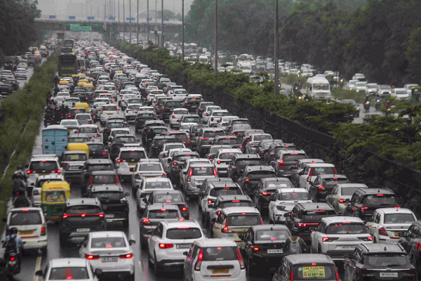 મુંબઈ-અમદાવાદ હાઇવે પર ભારે ટ્રાફિક જામના કારણે 500 થી વધુ વિદ્યાર્થીઓ 12 કલાક સુધી ફસાયા