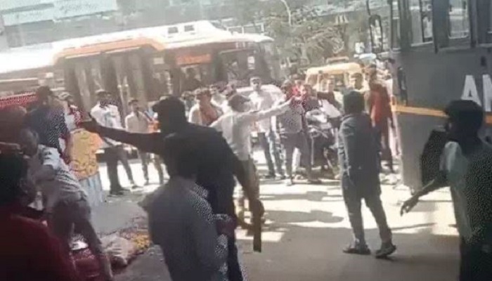 અમદાવાદના SG હાઈવે પર દબાણ હટાવવા ગયેલી AMCની ટીમ અને લારીગલ્લાવાળા વચ્ચે ઘર્ષણ