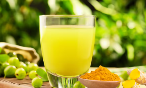 સવારની શરૂઆત કરો આમળા-હળદરના પાણીથી: શરીર બનશે એનર્જીથી ભરપૂર