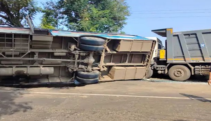 દહેગામ રોડ પર ડમ્પરે બાઈકને અડફેટે લીધા બાદ ST બસને ટક્કર મારી, બસે ખાધી પલટી