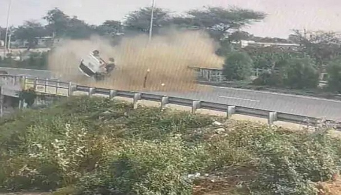 પાલનપુર-ડીસા હાઈવે પર પૂરફાટ ઝડપે કારે ડિવાઈડર કૂદીને સામેના રોડ પર ગુલાટ મારી