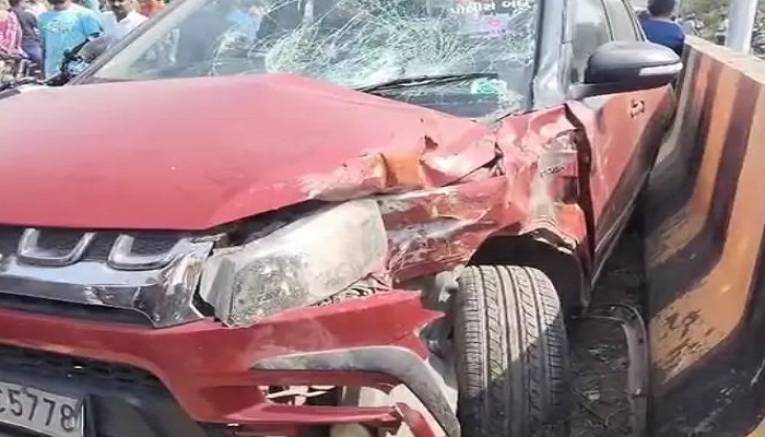 નવસારી નજીક મોબાઈલમાં વ્યસ્થ કારચાલકે બાઈકને અડફેટે લેતા પિતા-પૂત્રના મોત