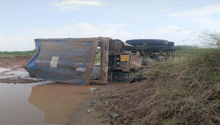 સુરેન્દ્રનગરના થાન નજીક કાર્બોસેલની ખાણમાં ડમ્પર પડતા ચાલકનું મોત