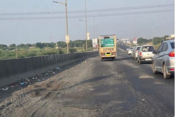 બગોદરા-બાવળા-સનાથળ સુધી હાઈવે પર ખાડાને લીધે થતો ટ્રાફિકજામ