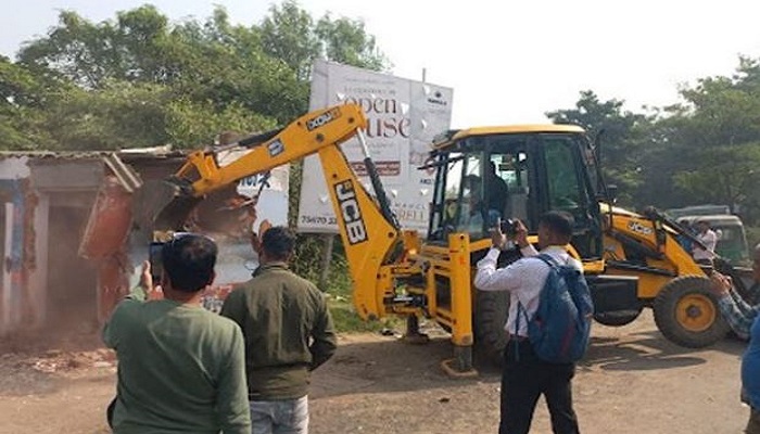 વડોદરાના અટલાદરા વિસ્તારમાં મ્યુનિનું મેગા ઓપરેશન, 45 દૂકાનો અને 11 ઝૂંપડા તોડી પડાયા