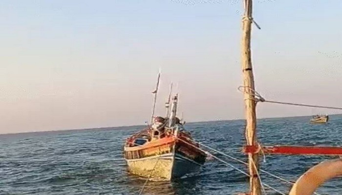 નવા બંદરના દરિયામાં 4 નોટિકલ માઈલ દૂર બોટ ડૂબી, ટંડેલ સહિત 9 ખલાસીઓનો બચાવ