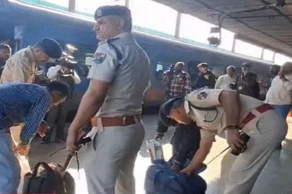 દિલ્હીમાં કારમાં થયેલા બ્લાસ્ટ બાદ ગુજરાતમાં પોલીસ એલર્ટ, ઠેર ઠેર ચેકિંગ હાથ ધરાયું