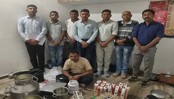 ઈડર તાલુકાના સીંગા ગામે SOGએ રેડ પાડીને નકલી દૂધ બનાવનારી ફેકટરી પકડી