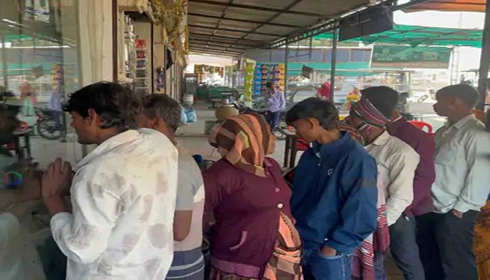 બનાસકાંઠાના અમીરગઢમાં યુરિયા ખાતરની અછતથી ખેડૂતોને મુશ્કેલી