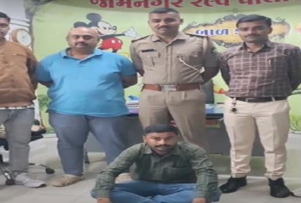 જામનગરમાં રેલવે સ્ટેશન પર રોફ જમાવતો નકલી પોલીસ ઝડપાયો