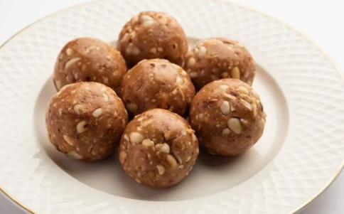 શિયાળામાં આરોગ્ય માટે ફાયદાકારક ડ્રાયફ્રુડ લાડુ ટ્રાય કરો, જાણો રેસીપી