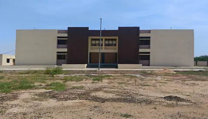 કચ્છના લખપતના ગુનેરીમાં સરકારી માધ્યમિક શાળાનું મકાન ઉદ્ઘાટનની રાહ જોઈ રહ્યુ છે