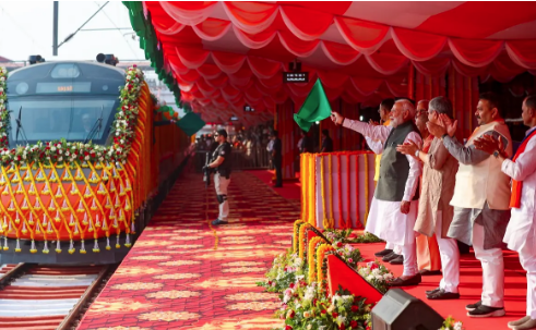 નરેન્દ્ર મોદીએ વારાણસીથી ચાર નવી વંદે ભારત એક્સપ્રેસ ટ્રેનોને લીલી ઝંડી આપી