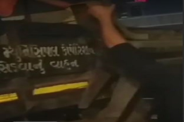 અમદાવાદના પશ્વિમ વિસ્તારમાં લારી-ગલ્લા અને પાર્ક થતા વાહનોના દબાણો હટાવાયા