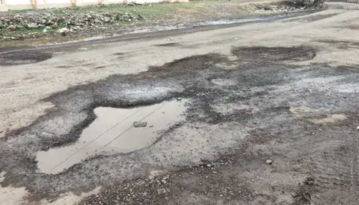 ભાવનગરમાં વૈશાલી ટોકિઝથી લાકડિયા પુલ સુધીના રોડ પર ઠેર ઠેર ખાડાઓ