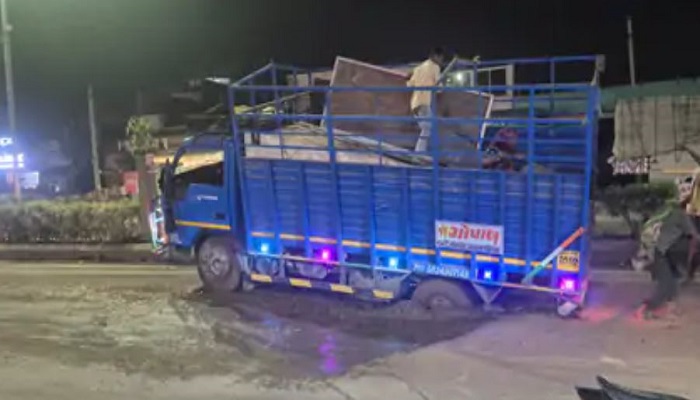 અમદાવાદના સરખેજથી ધોળકા જતા રોડ પર ભૂવામાં 6 વાહનો ખાબક્યા