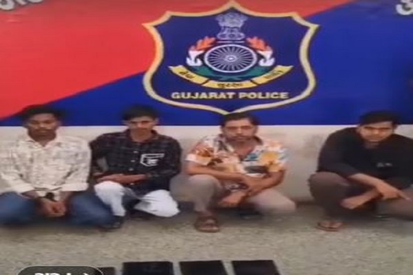 સુરતમાં એમેઝોન કૂરિયરમાંથી 3 ડિલિવરીમેને કરી મોબાઈલની ચોરી, 4ની ધરપકડ