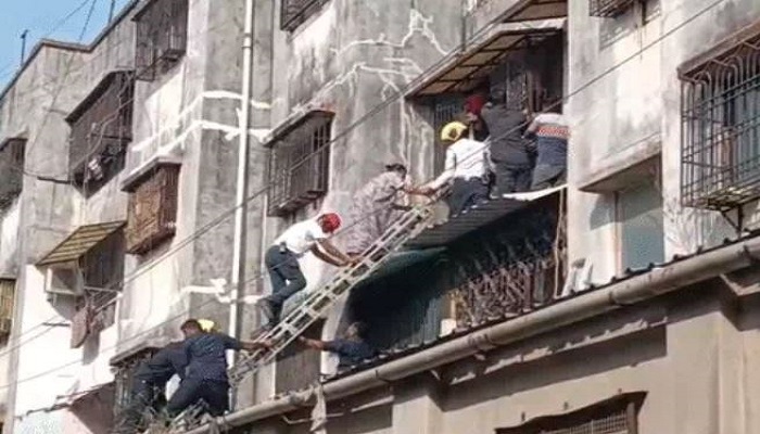 સુરતમાં ત્રણ માળના રહેણાંક બિલ્ડિંગનો દાદર ધડાકા સાથે તૂટી પડ્યો, 19 લોકોનું રેસ્ક્યુ કરાયુ