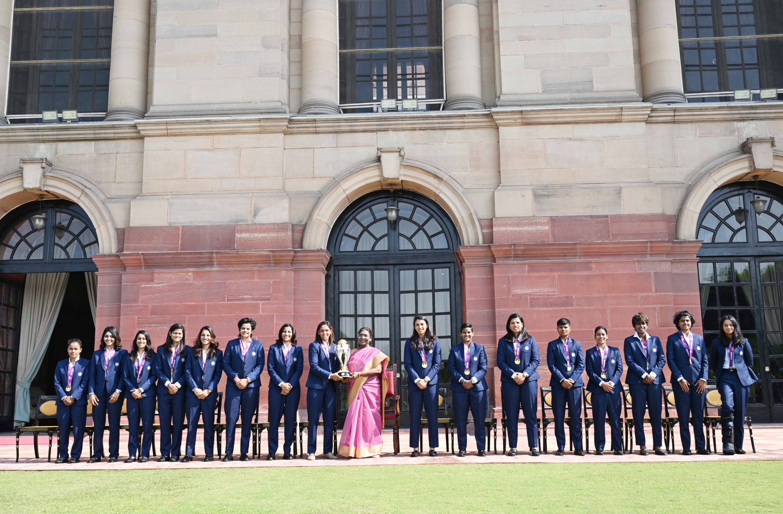 ભારતીય મહિલા ક્રિકેટ ટીમના સભ્યોએ ભારતના રાષ્ટ્રપતિ સાથે મુલાકાત કરી